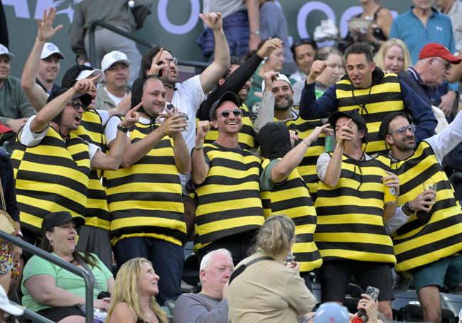 Aficionados vestidos de abejas, en el Alcaraz-Shapovalov de Indian Wells.