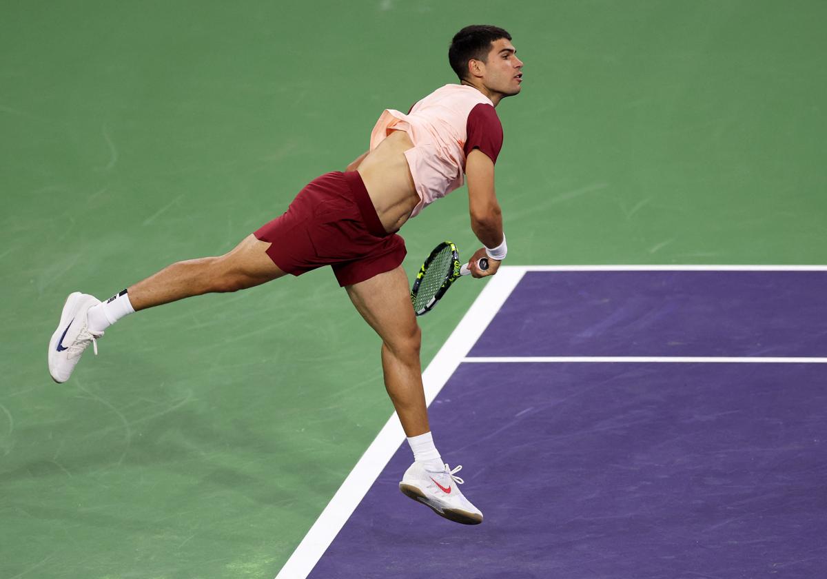 Carlos Alcaraz, tras realizar un saque contra Denis Shapovalov.