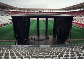 Instalación de la pantalla que se colocará en uno de los fondos del estadio Enrique Roca de Murcia.