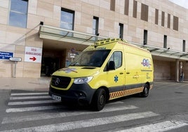 Imagen de archivo de una ambulancia en la puerta de urgencias del Hospital Santa Lucía.