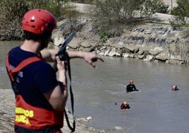 El dispositivo de búsqueda, este martes, en el río Segura.