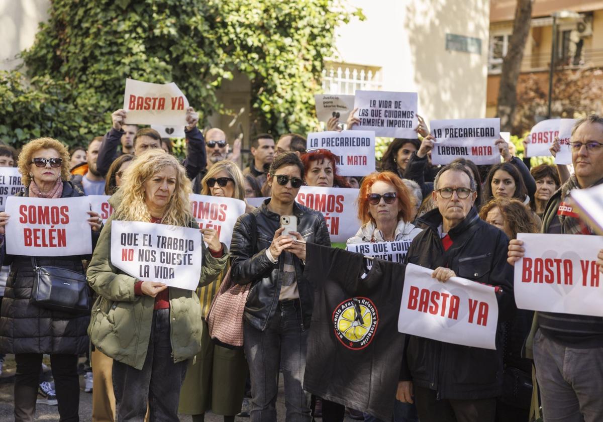 Imagen de arhivo de la concentración de educadores por el asesinato de una profesional de Badajoz.