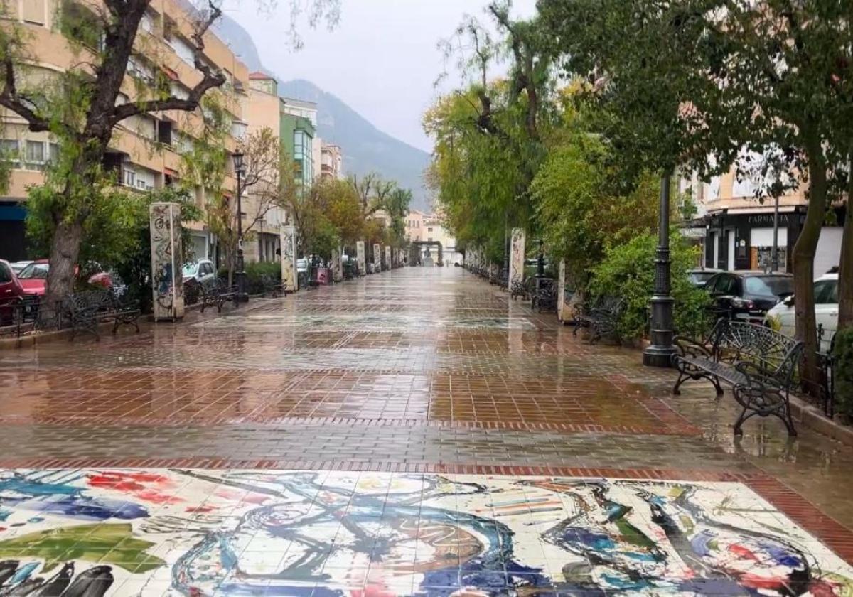 El paseo de José Lucas, tras la tormenta caída ayer en Cieza.