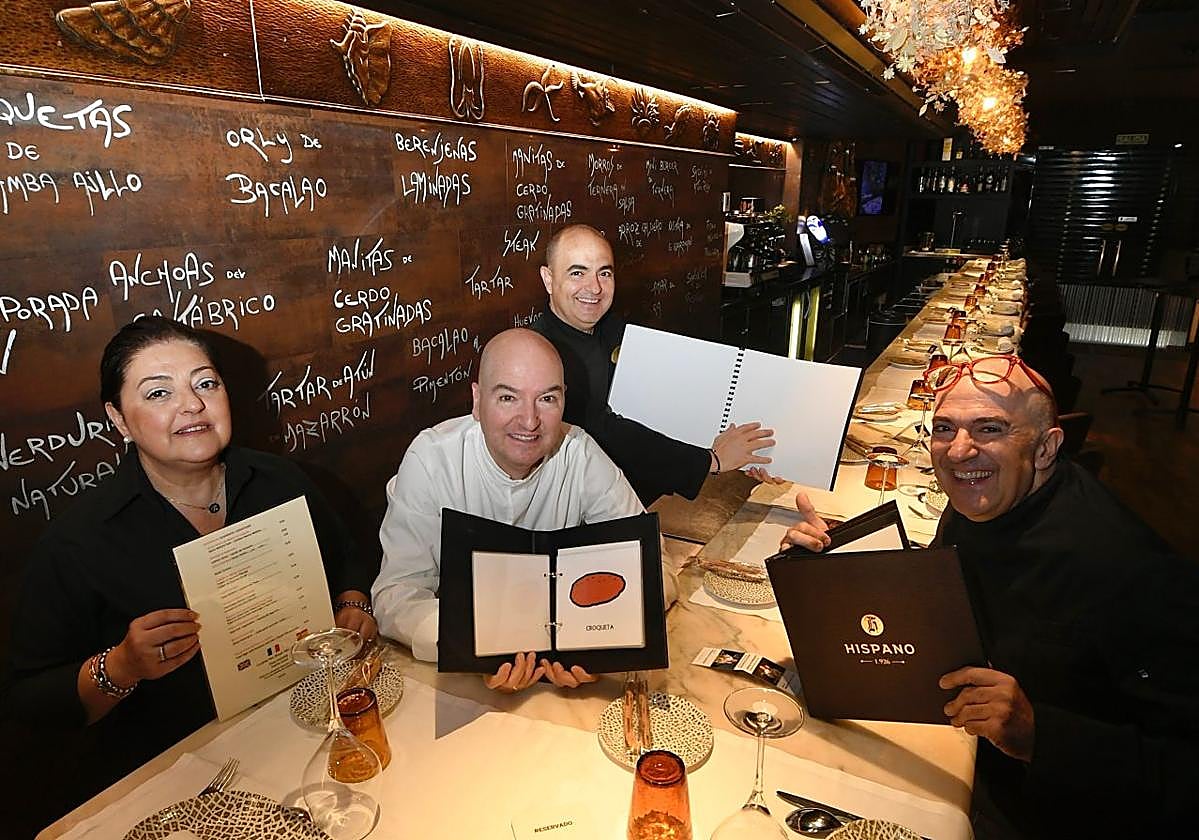 Rocío, Nacho, Balta y Joaquín, los hermanos Abellán, con las diferentes cartas del Hispano.