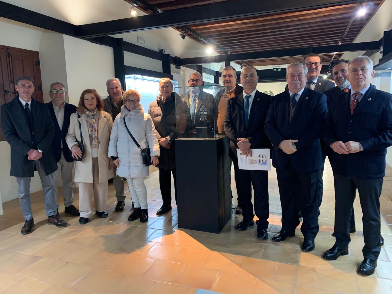 Varios componentes de San Jorge de Alfama junto al hermano mayor de la Vera Cruz.