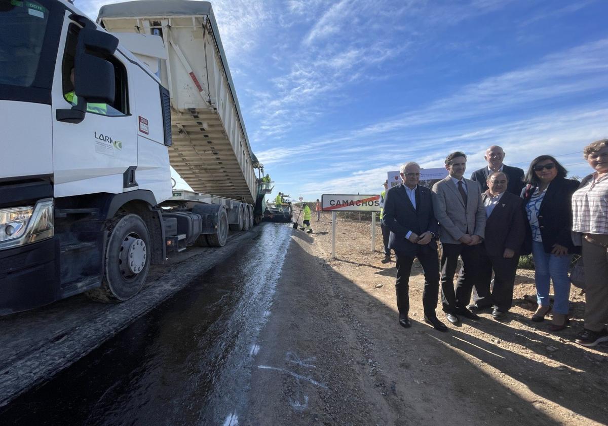 El consejero de Fomento e Infraestructuras, Jorge García Montoro, junto al alcalde de Torre Pacheco, Pedro Ángel Roca Tornel, durante la visita a las obras.