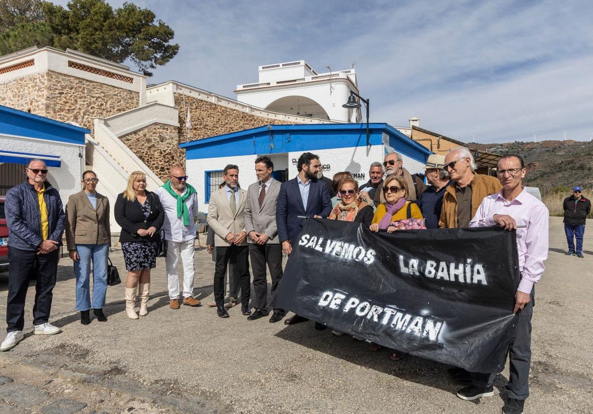 La reunión en Portmán, este miércoles, del consejero de Fomento, Jorge García Montoro, el alcalde de La Unión, Joaquín Zapata, la Fundación Sierra Minera, el Club Náutico de Portmán, la Liga de Vecinos y otros representantes vecinales del pueblo de La Unión.