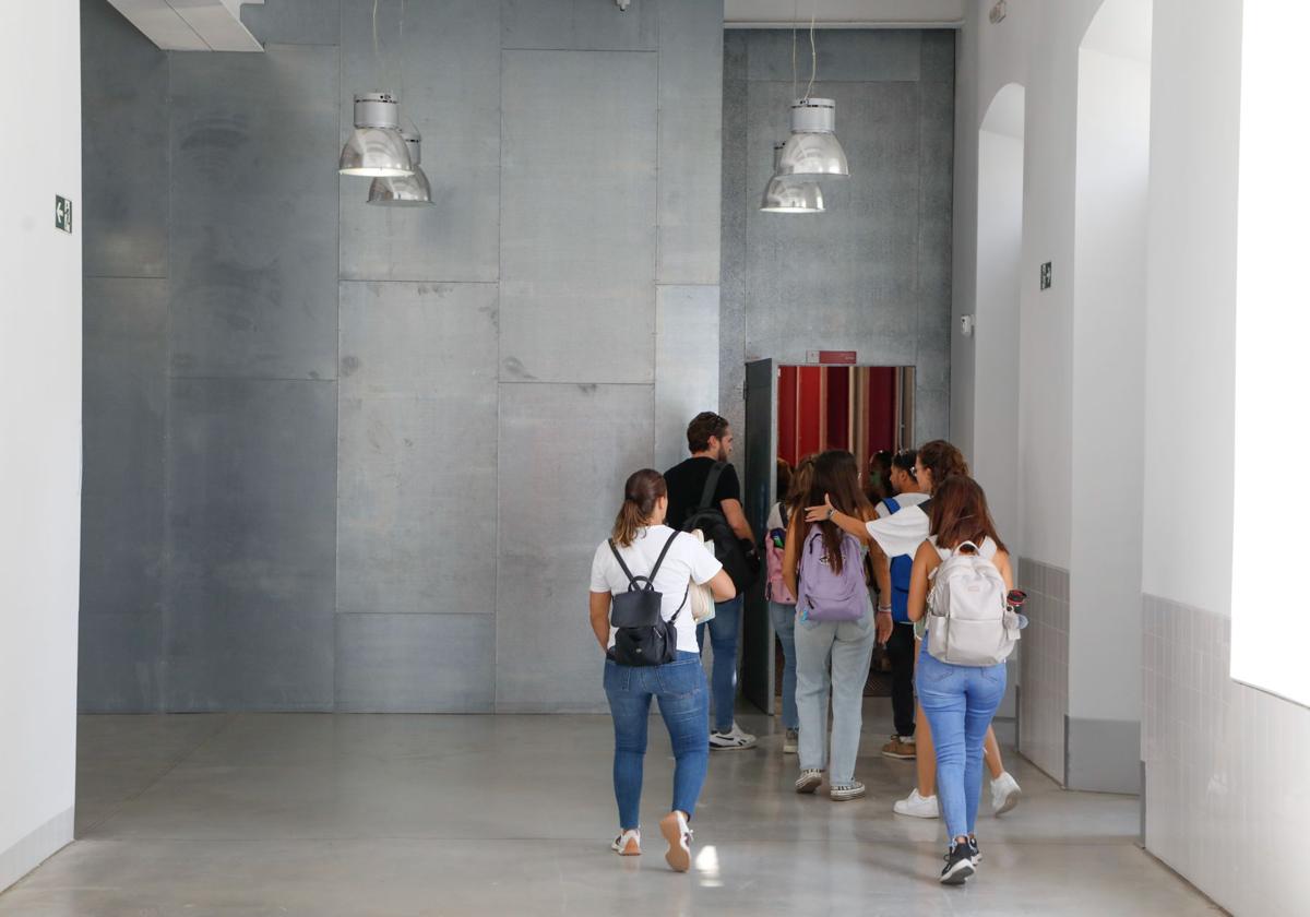 Alumnos en el campus universitario de Lorca en una imagen de archivo.