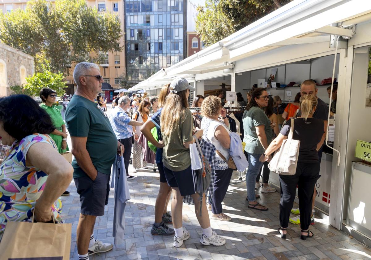 Imagen de archivo de una feria outlet celebrada en la plaza de Juan XXIII.