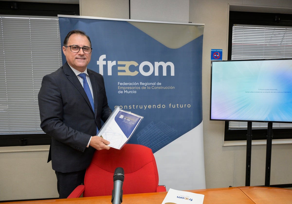 José Hernández, presidente de Frecom, este jueves con el barómetro.