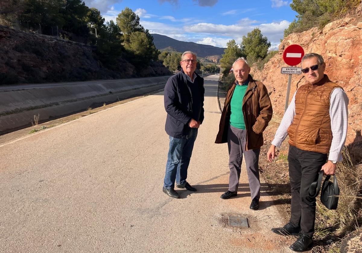 Imagen de archivo de unos vecinos señalando la placa del primer poste de cierre en el canal que fue cortado.