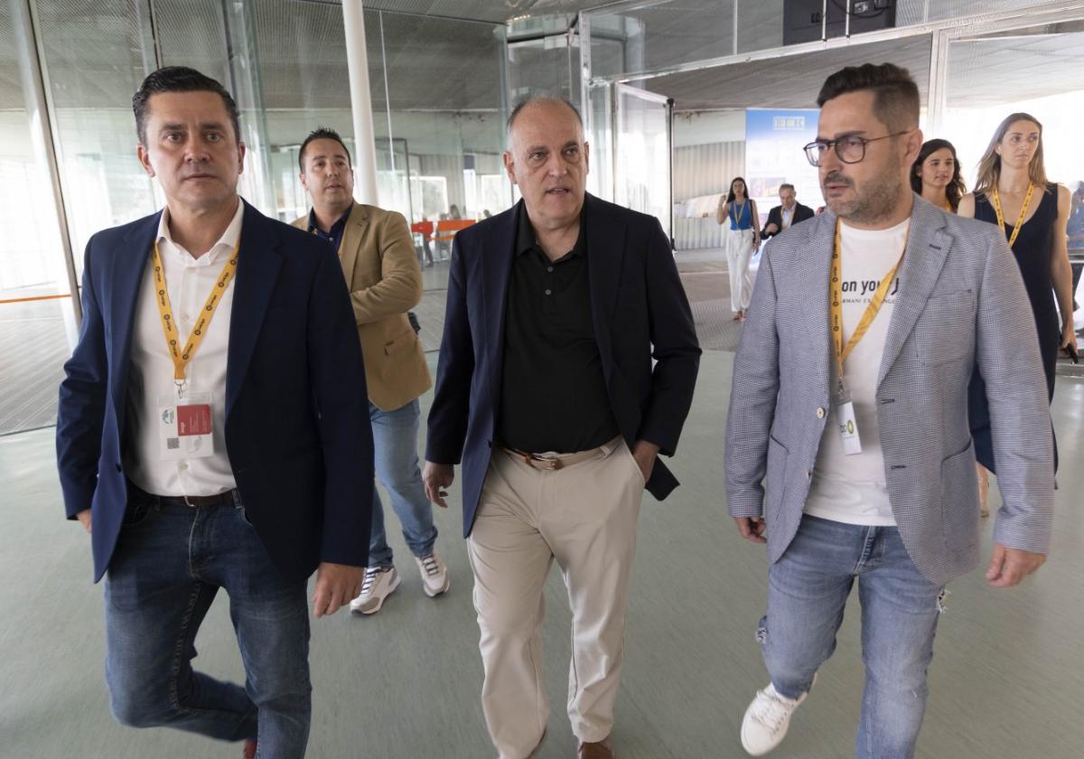 El presidente de LaLiga, Javier Tebas, acude al congreso de peñistas celebrado en El Batel, en 2023, en compañía del presidente del Efesé Paco Belmonte; y del de Aficiones Unidas, Jorge Guerrero (izqda.).