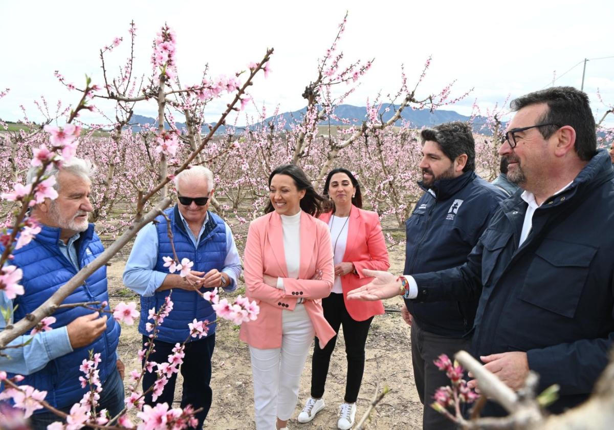 Autoridades y representantes agrarios, ayer, durante la visita a terrenos con cultivos en flor.