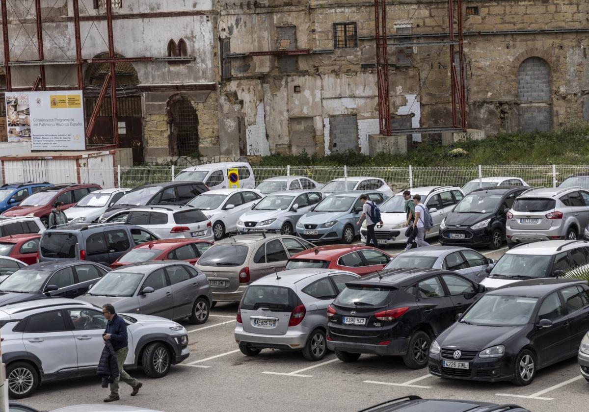 Vehículos estacionados en la explanada donde se localiza el aulario de Antigones y la antigua plaza de toros.