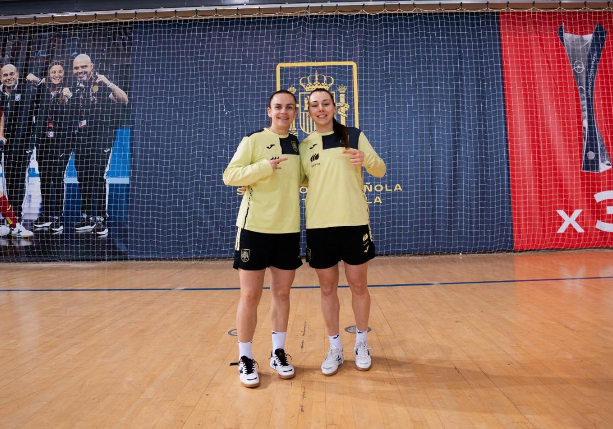 Dos cierres de bandera. Mayte Mateo (izq.) yNoelia Montoro, tras el entrenamiento deayer con la selección española.