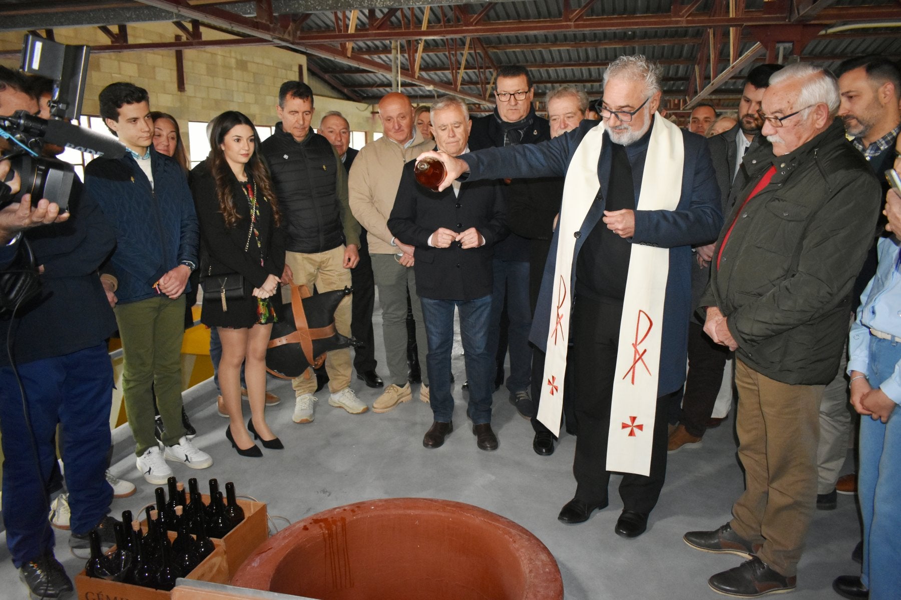 Luis Melgarejo, en la bodega, en el momento de verter el vino.