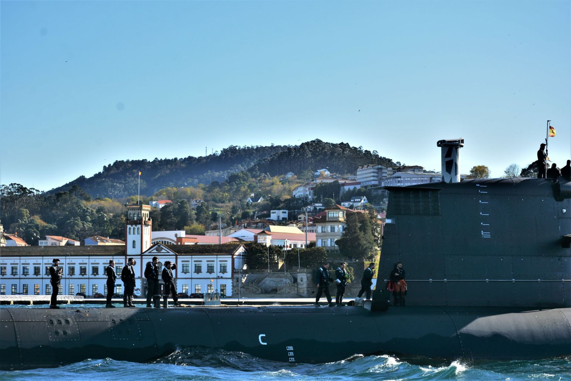 El submarino S-81 llega a Galicia desde Cartagena, en imágenes