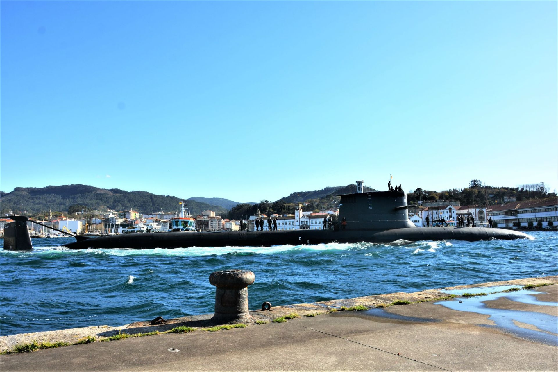 El submarino S-81 llega a Galicia desde Cartagena, en imágenes