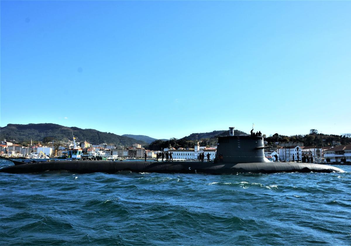 El submarino S-81 llega a Galicia desde Cartagena, en imágenes