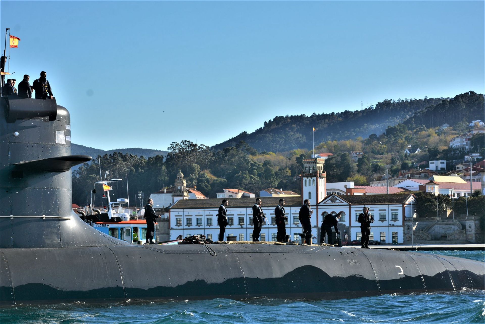 El submarino S-81 llega a Galicia desde Cartagena, en imágenes