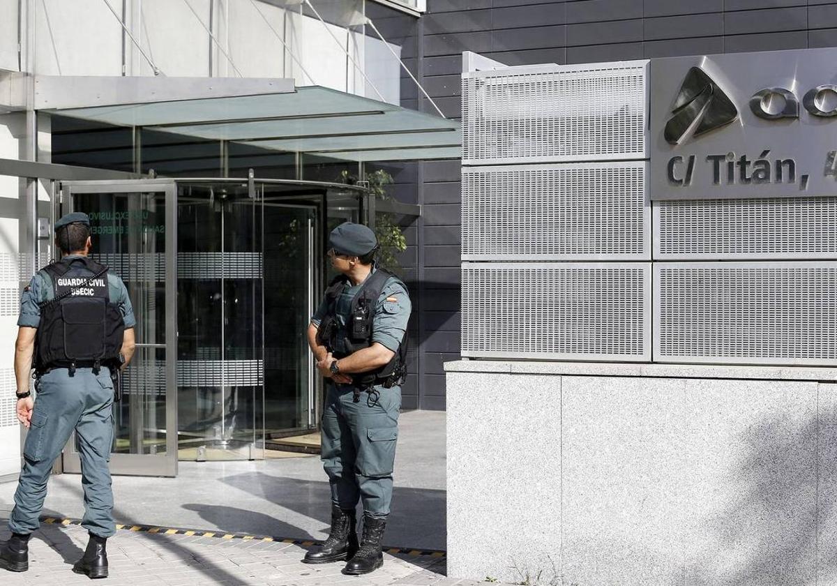 Un guardia civil vigila la sede de Adif durante un registro judicial en 2016.