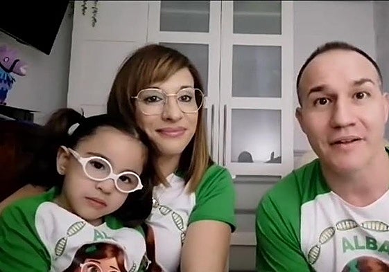 Alba junto a sus padres