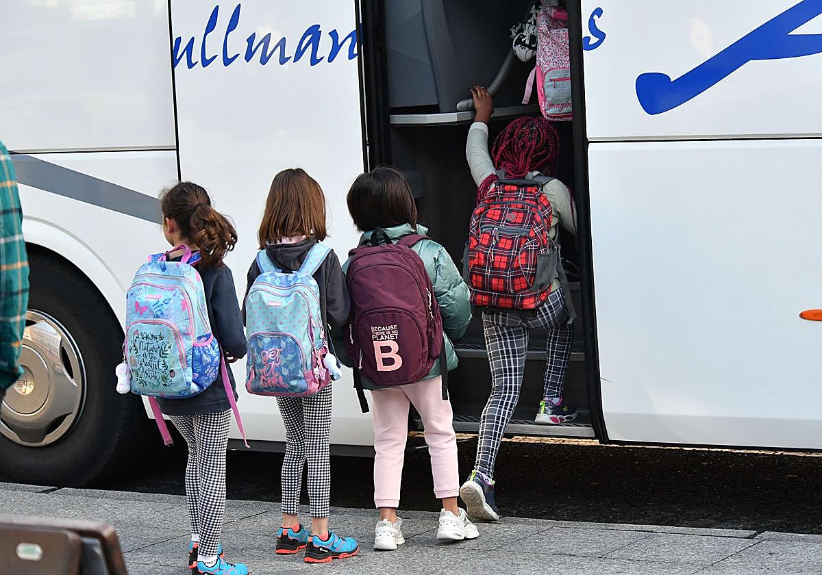 Varias niñas se suben a un autobús de transporte escolar, en una imagen de archivo.