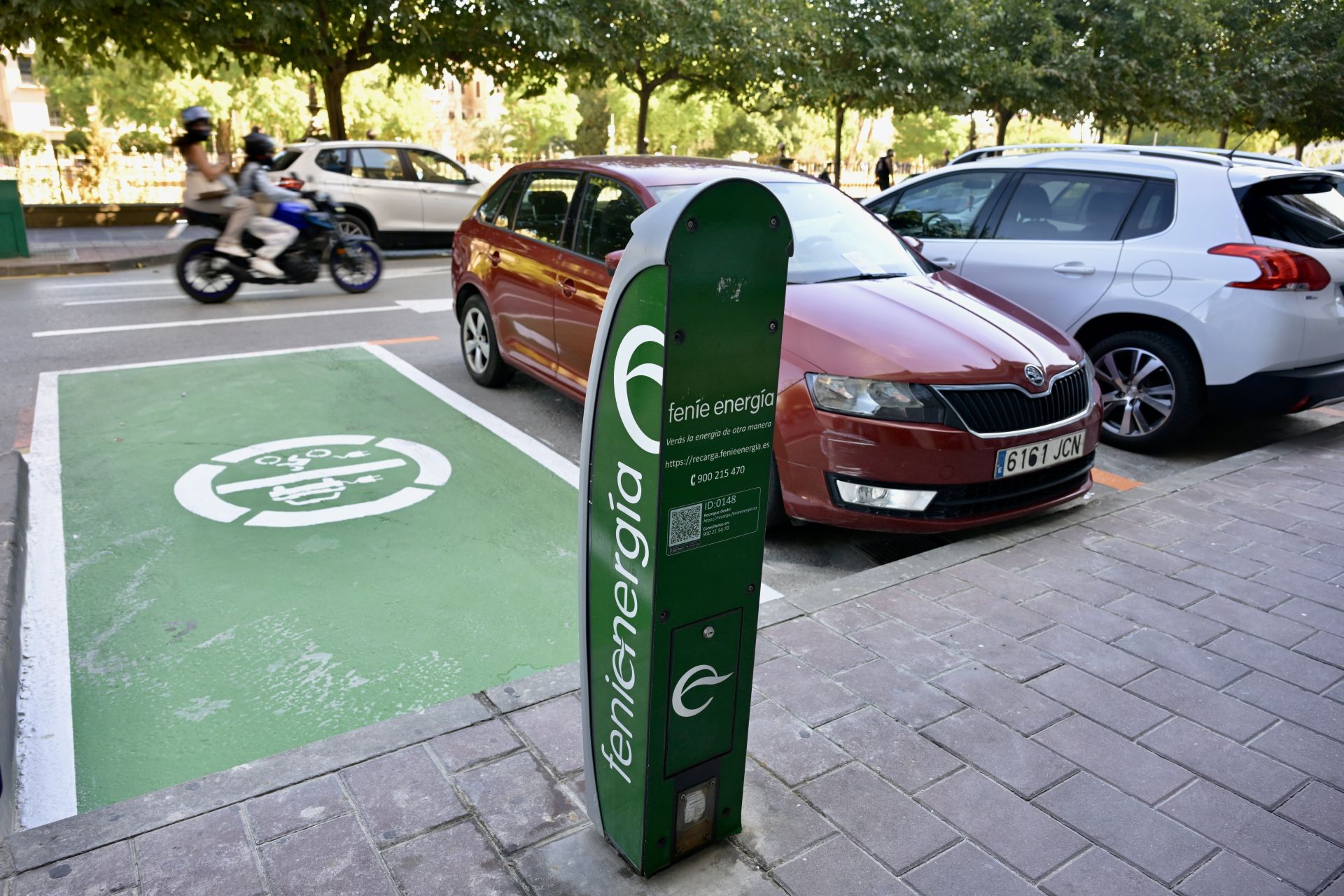 Una estación de carga de vehículos eléctricos, junto a plazas de residentes, en Murcia.