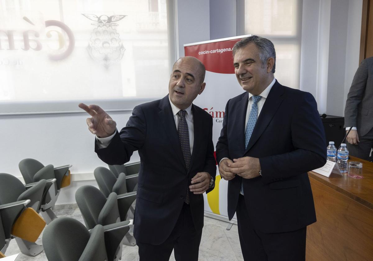 El consejero de Medio Ambiente, Universidades, Investigación y Mar Menor, Juan María Vázquez, durante la reunión de trabajo con el presidente de la Cámara de Comercio de Cartagena, Miguel Martínez.