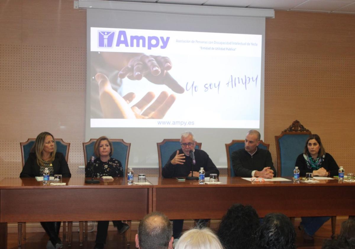 Representantes de la asociación, durante la reunión.