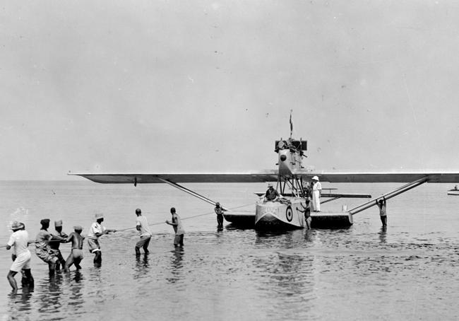 El hidro 'Valencia' de la Patrulla Atlántida es remolcado a su llegada a la Santa Isabel, Guinea española (1926).