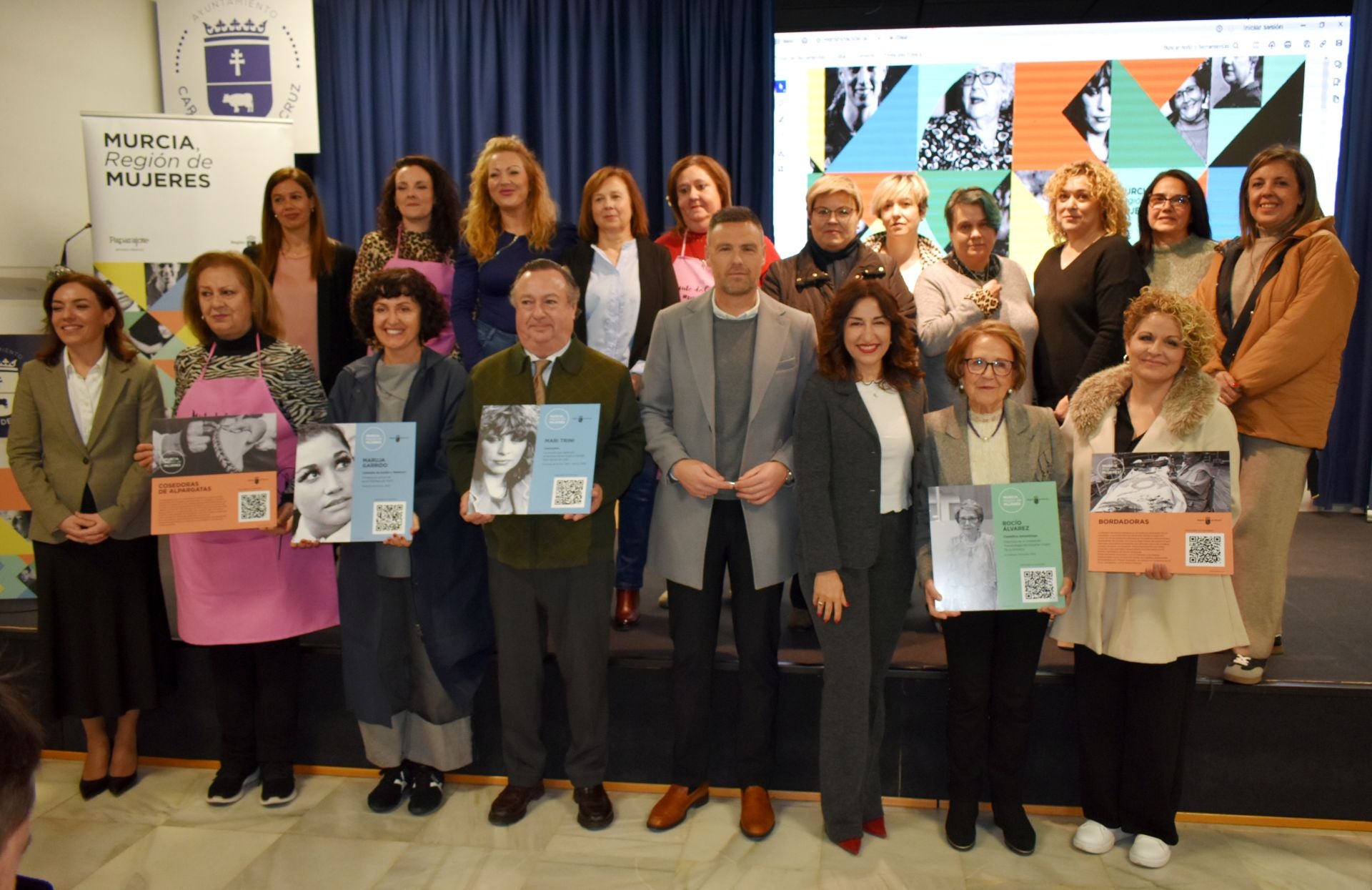 Las mujeres que han recibido el reconocimiento posan junto al alcalde de Caravaca y la directora general de Mujer.