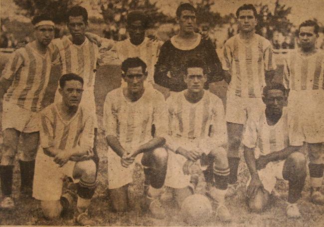 Alienación del Gimnástica Abad, de Cartagena, que perdió 5-1 en La Condomina ante el Murcia F.C. Arriba, tercero por la izquierda, Frimán. Murcia Deportiva (9 octubre 1933).