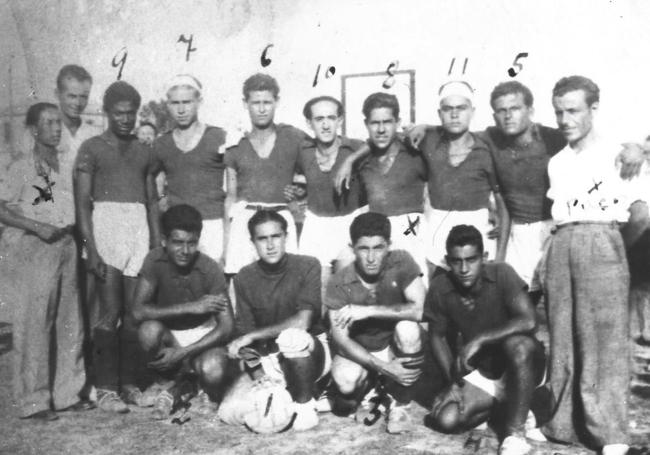 Equipo de fútbol de Los Alcázares. Indicado con el 9, Frimán (hacia 1930).