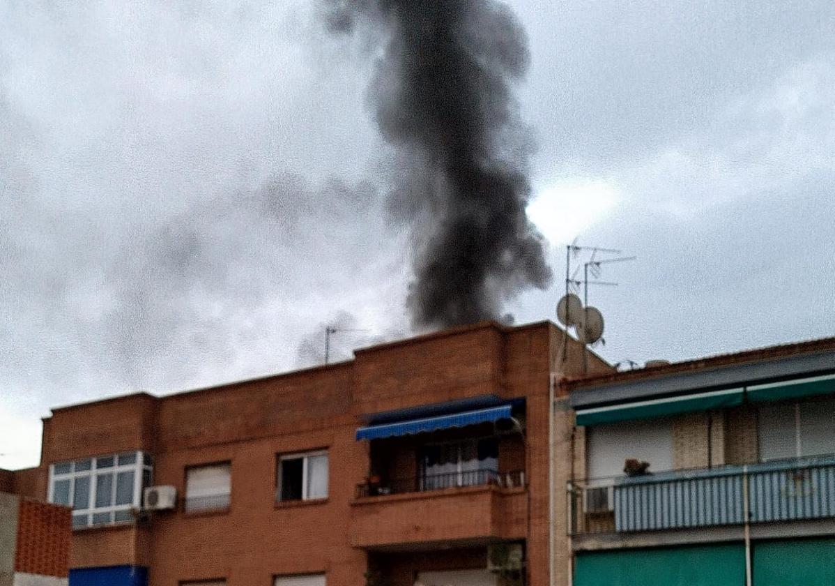 El fuego provocó una gran columna de humo que alarmó a los vecinos de Alcantarilla.