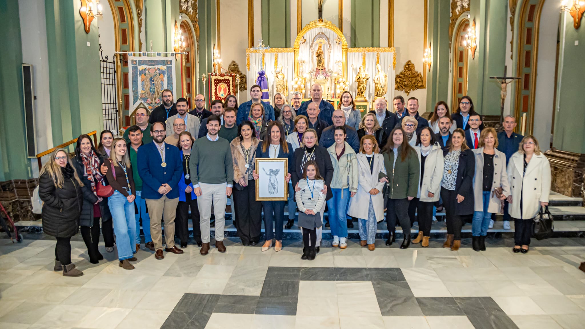 Rita Agüera con la Hermana Mayor de la cofradía, las autoridades eclesiásticas y municipales, miembros de la Junta de Mesa y representantes de las diferentes agrupaciones y responsables de juventud de las cofradías hermanas.