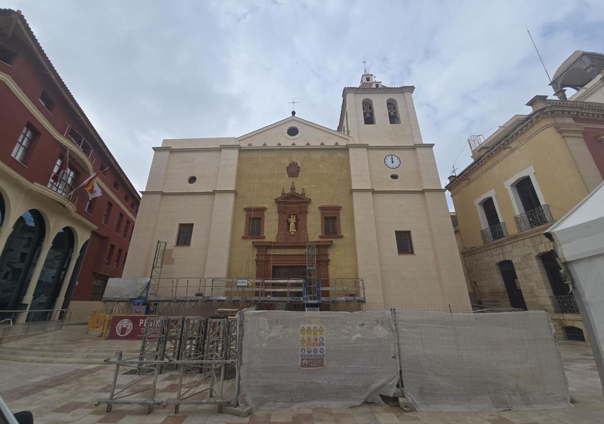 Estado que presenta la fachada de la iglesia de San Antonio de Mazarrón tras la restauración.