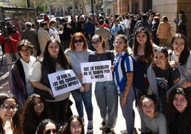 Trabajadoras del Tercer Sector, durante la protesta convocada este viernes por la mañana frente a la Consejería de Política Social.