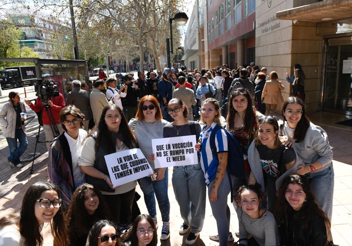 Trabajadoras del Tercer Sector, durante la protesta convocada este viernes por la mañana frente a la Consejería de Política Social.