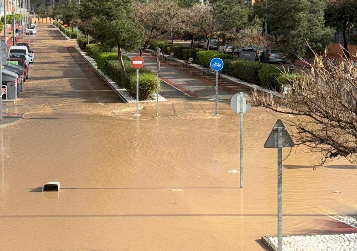 Imagen principal - La rambla de Espinardo, anegada, este viernes por la tarde.