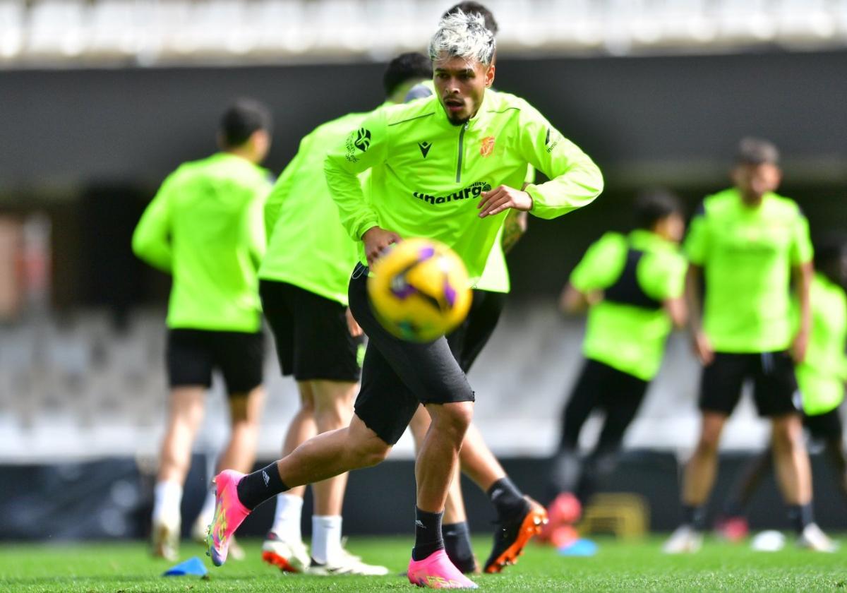 El dominicano Rafa Núñez, que mañana se va con su selección, en el entrenamiento de ayer en el Cartagonova.