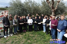 Representantes de los establecimientos posan con sus tapas junto a las autoridades locales