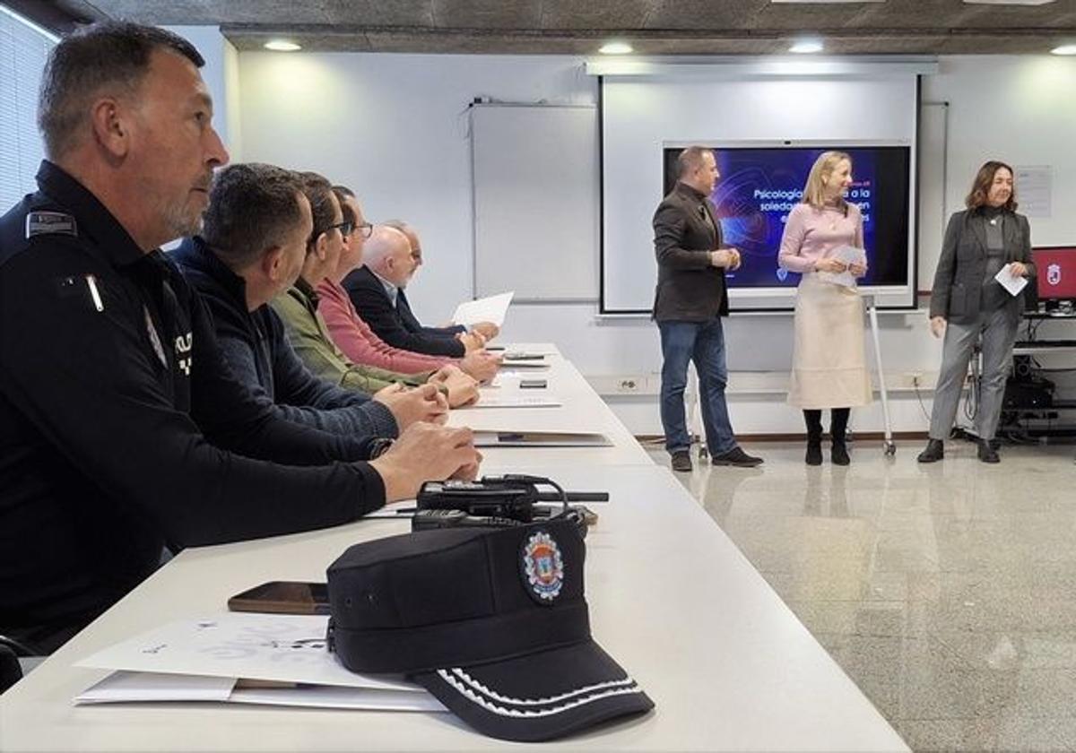 Un momento de la inauguración del curso 'Psicología aplicada a la soledad del mando en entornos policiales'.