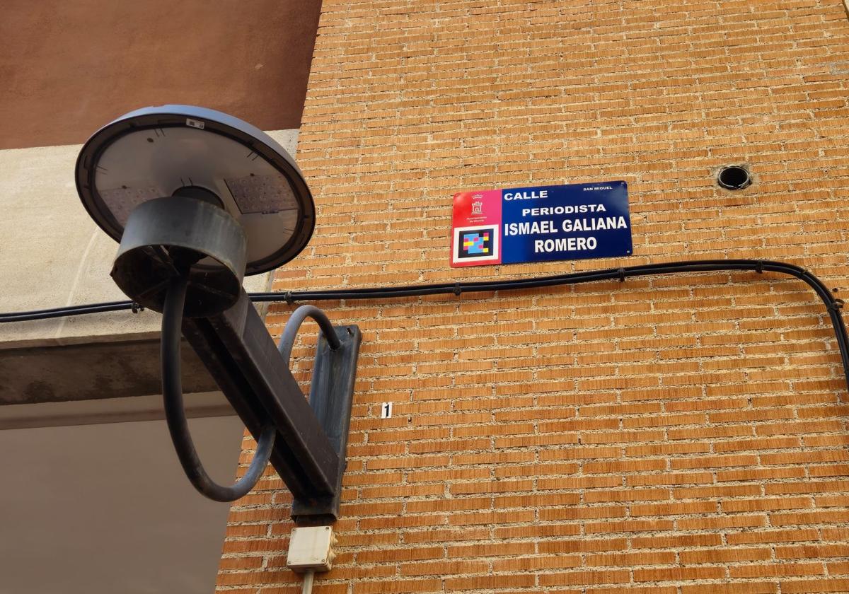 Placa en honor a Ismael Galiana en Murcia.