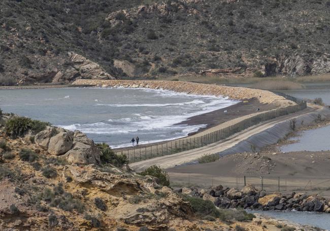 Barrera de contención en la bahía de Portmán, esta semana.