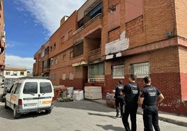 Agentes de Policía en uno de los edificios clausurados y sellados donde presuntamente se vendían estupefacientes.