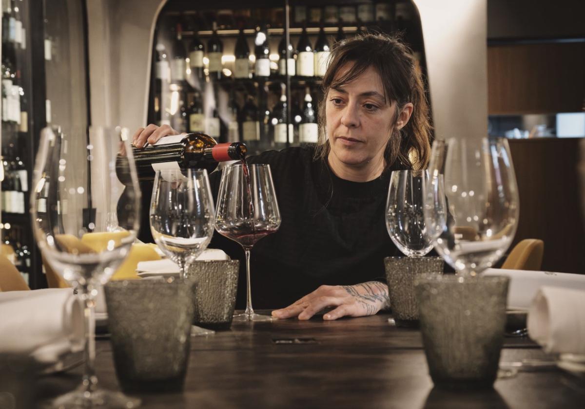 Formación continua.La sumiller María Nadal, nacida y criada en Bullas, en la Sala Magnum del restaurante Pura Cepa de Murcia.