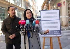 La alcaldesa Remedios Lajara explica los trabajos en la calle Hospital de la ciudad.