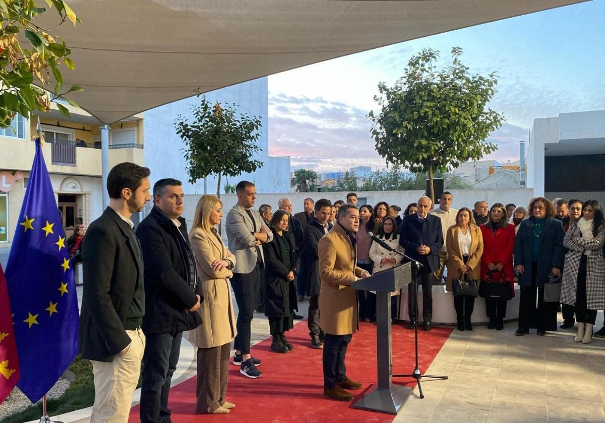 El alcalde de Lorquí, Joaquín Hernández, inaugurando el proyecto de remodelación de las áreas comerciales del municipio.