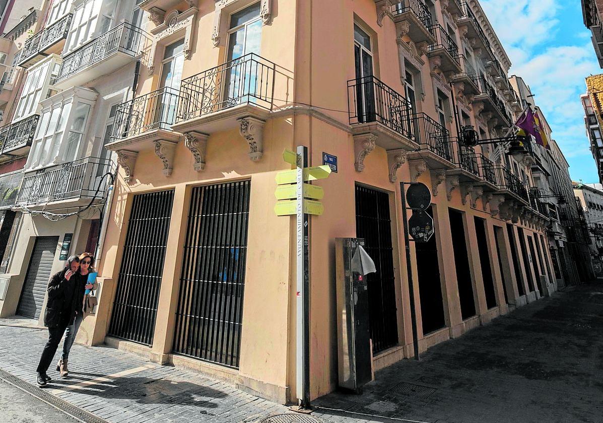 Esquina a la calle Caridad de la residencia municipal, con entrada por la calle Caballero.